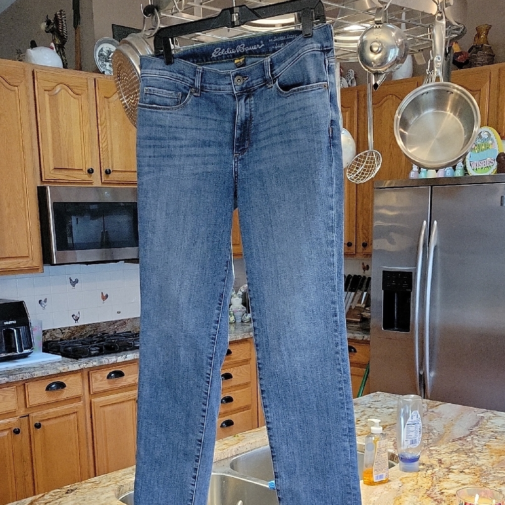 Eddie Bauer Women's Slightly Curvy Sim Straight Denim Jeans